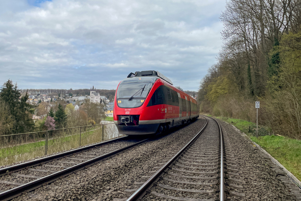 644 061 bei Diez auf der Lahntalbahn, aufgenommen am 29.03.2023.
