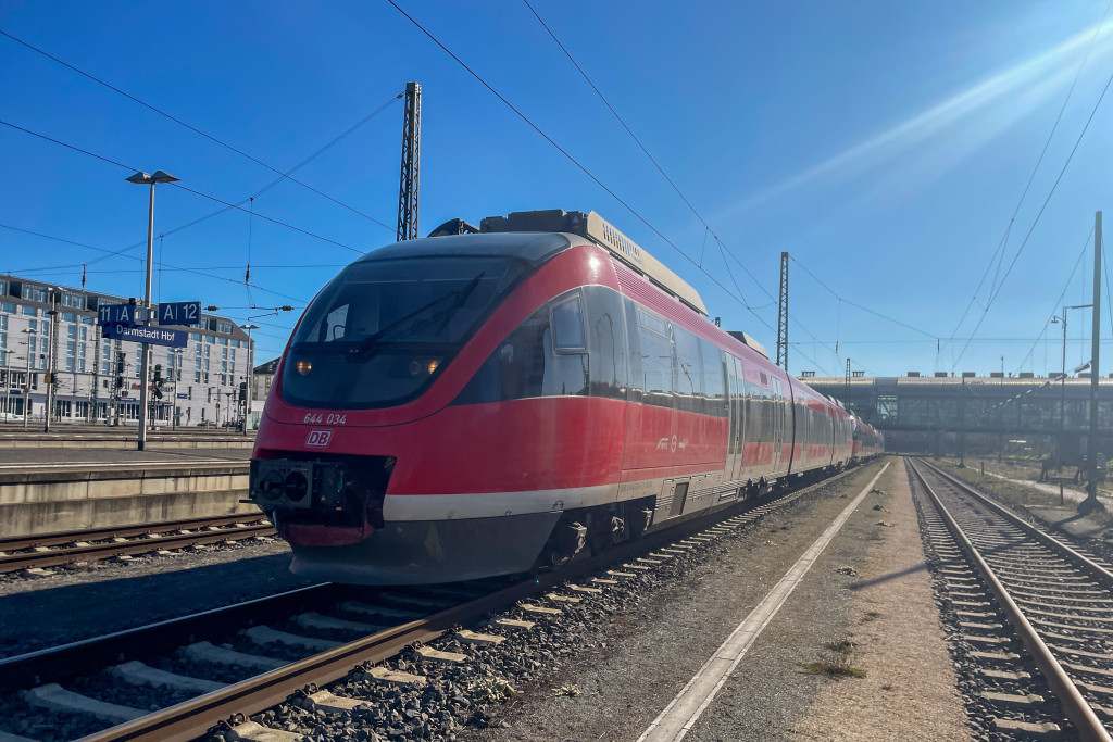 644 034 und zwei weitere 644 stehen in Darmstadt, aufgenommen am 13.02.2023.