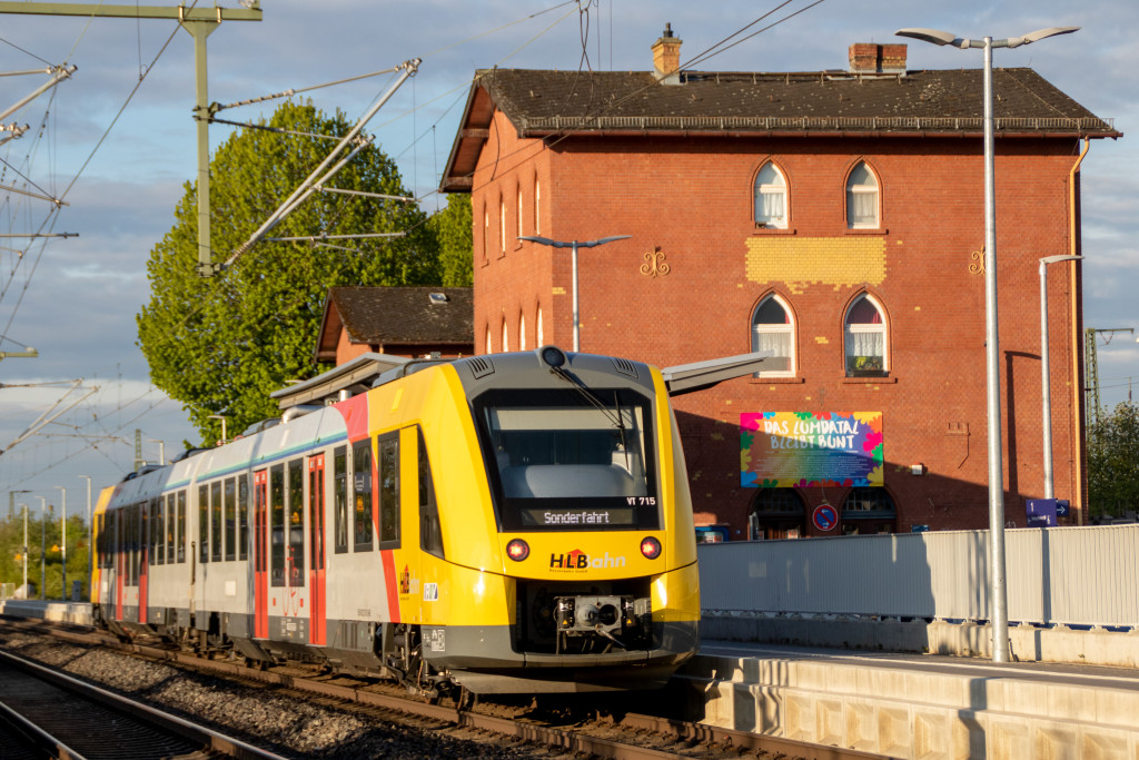 1622 017 am Bahnsteig im Bahnhof Lollar, aufgeommen am 27.04.2024.
