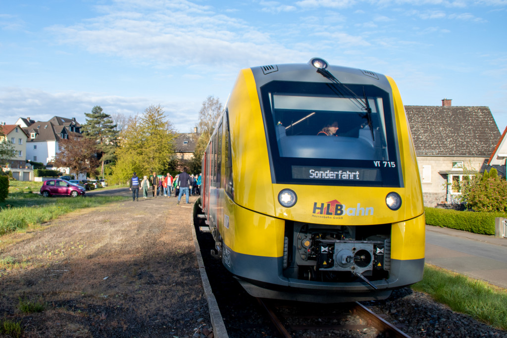 1622 017 am Bahnsteig in Mainzlar auf der Lumdatalbahn, aufgeommen am 27.04.2024.