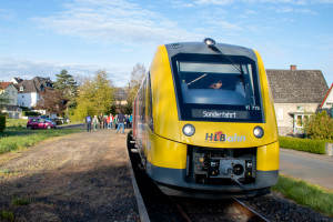 1622 017 am Bahnsteig in Mainzlar auf der Lumdatalbahn, aufgeommen am 27.04.2024.