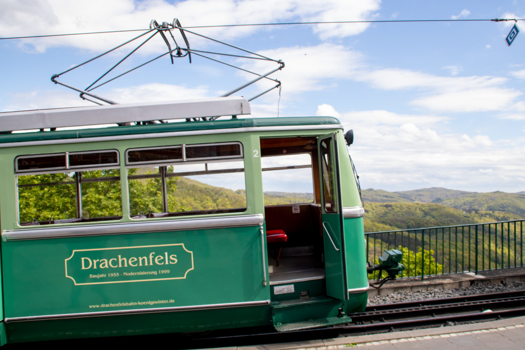 Die Steigung der Drachenfelsbahn wird in einer waagrechten Aufnahme erst richtig deutlich, hier nach der Ankunft am Drachenfelsen, aufgenommen am 27.04.2024.