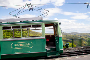 Die Steigung der Drachenfelsbahn wird in einer waagrechten Aufnahme erst richtig deutlich, hier nach der Ankunft am Drachenfelsen, aufgenommen am 27.04.2024.