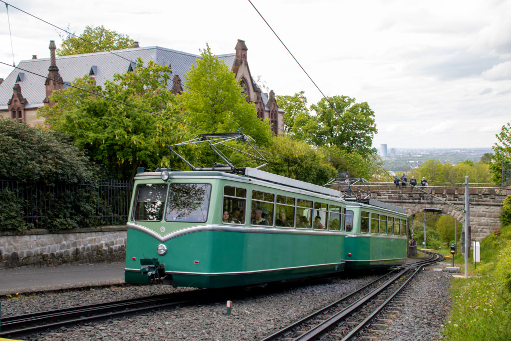 Die Drachenfelsbahn bei der Bergfahrt an der Station Drachenburg, aufgenommen am 27.04.2024.