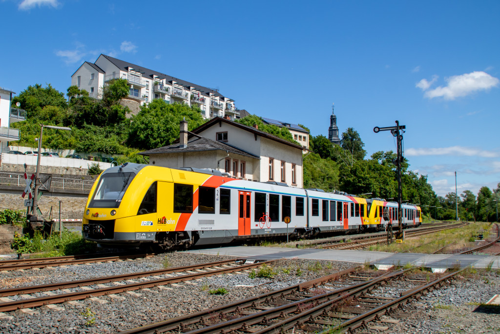 2648 001 und 2648 027 der HLB bei der Abfahrt im Bahnhof Löhnberg auf der Lahntalbahn ein, aufgenommen am 15.06.2024.
