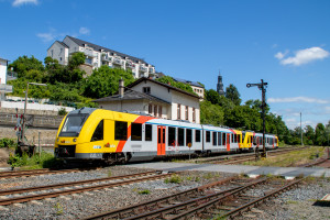 2648 001 und 2648 027 der HLB bei der Abfahrt im Bahnhof Löhnberg auf der Lahntalbahn ein, aufgenommen am 15.06.2024.