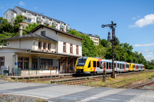 2648 001 und 2648 027 der HLB halten im Bahnhof Löhnberg auf der Lahntalbahn ein, aufgenommen am 15.06.2024.