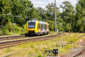 2648 001 und 2648 027 der HLB fahren in den Bahnhof Löhnberg auf der Lahntalbahn ein, aufgenommen am 15.06.2024.