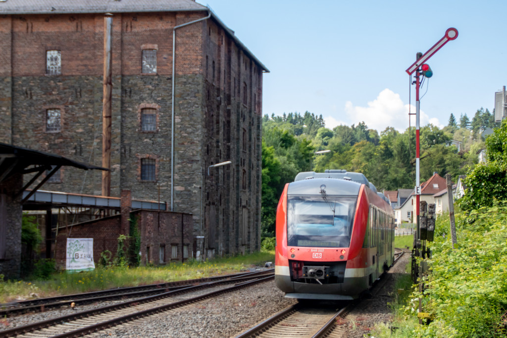 648 207 bei der Ausfahrt im Bahnhof Löhnberg auf der Lahntalbahn, aufgenommen am 15.06.2024.