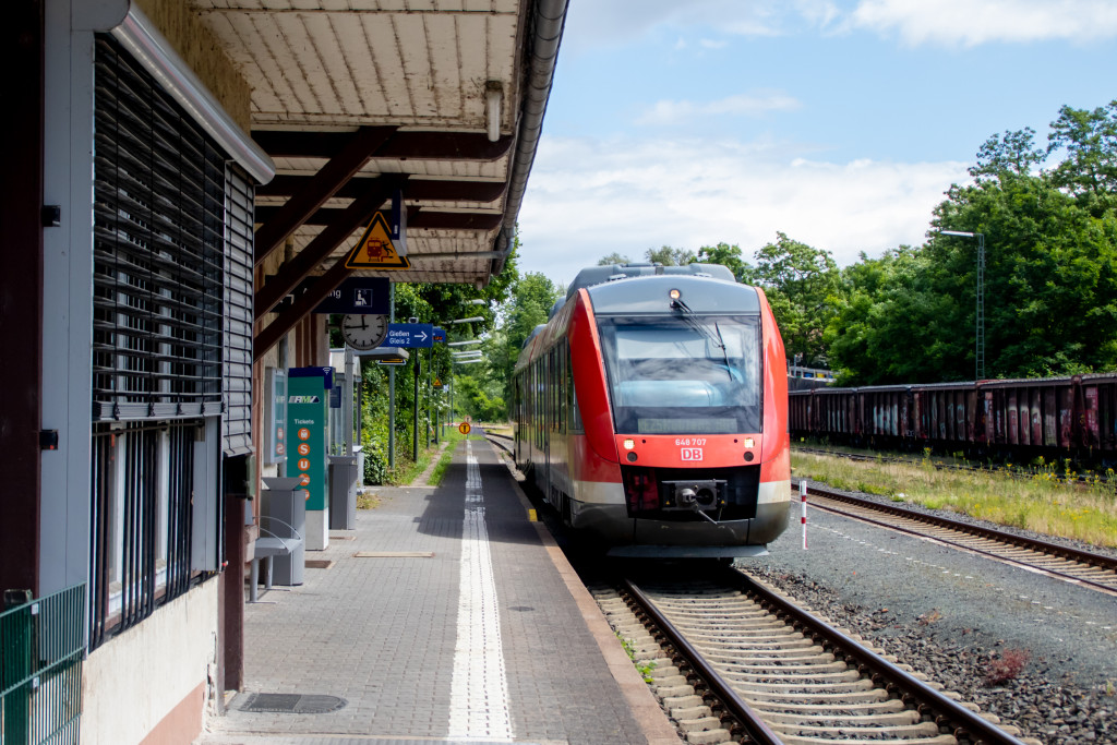 648 207 bei der Durchfahrt im Bahnhof Löhnberg auf der Lahntalbahn, aufgenommen am 15.06.2024.