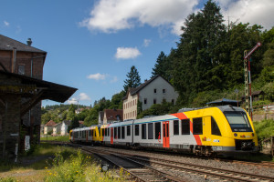2648 001 und 2648 027 der HLB bei der Ausfahrt aus dem Bahnhof Löhnberg auf der Lahntalbahn ein, aufgenommen am 15.06.2024.