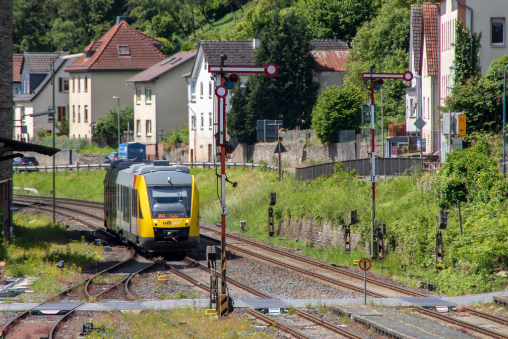 648 011 der HLB bei der Einfahrt aus dem Bahnhof Löhnberg auf der Lahntalbahn ein, aufgenommen am 15.06.2024.