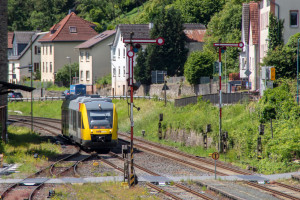 648 011 der HLB bei der Einfahrt aus dem Bahnhof Löhnberg auf der Lahntalbahn ein, aufgenommen am 15.06.2024.