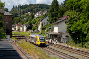 648 011 der HLB beim Fahrgastwechsel im Bahnhof Löhnberg auf der Lahntalbahn ein, aufgenommen am 15.06.2024.