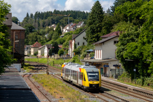 648 011 der HLB am Bahnsteig im Bahnhof Löhnberg auf der Lahntalbahn ein, aufgenommen am 15.06.2024.
