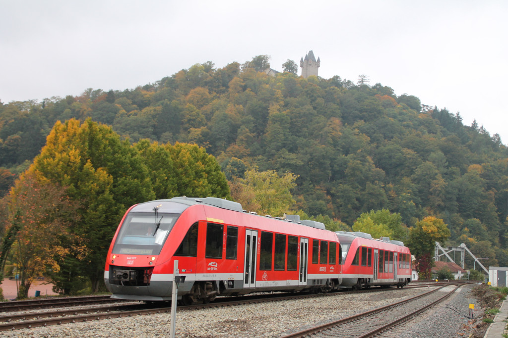 Unterhalb der Burg Nassau fahren zwei LINT 27 der DB als Regionalbahn in den gleichnamigen Bahnhof auf der Lahntalbahn ein, aufgenommen am 10.10.2015.