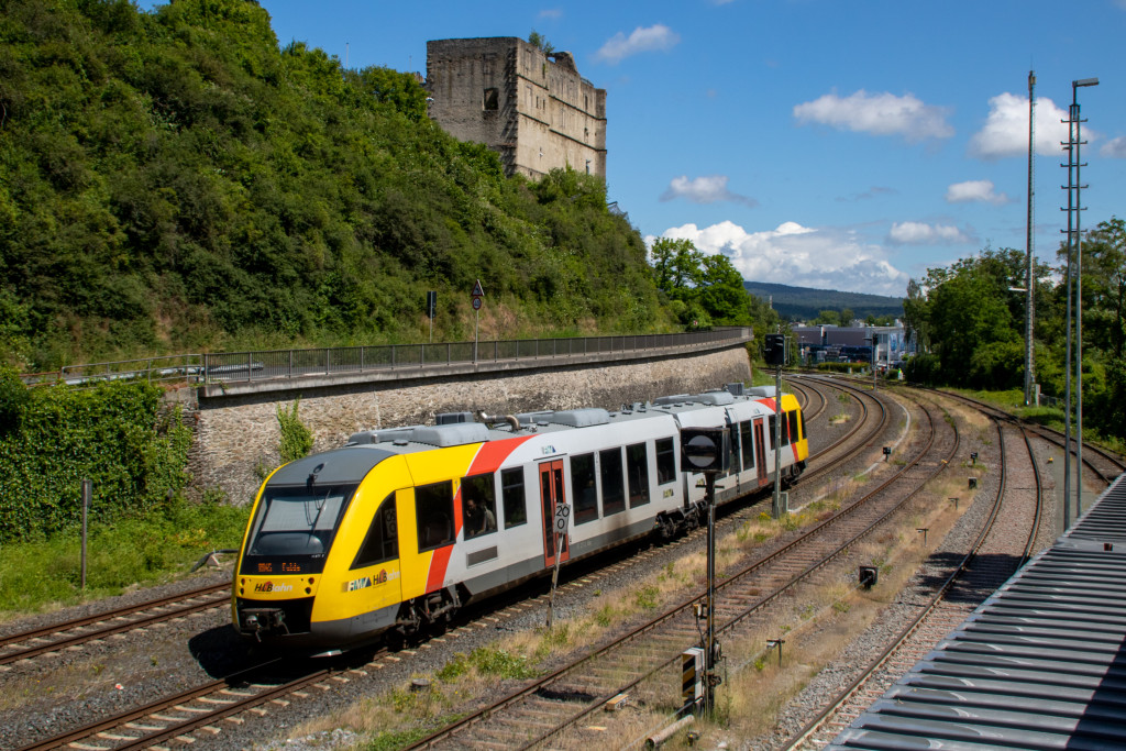 648 011 der HLB bei der Ausfahrt aus dem Bahnhof Löhnberg auf der Lahntalbahn ein, aufgenommen am 15.06.2024.