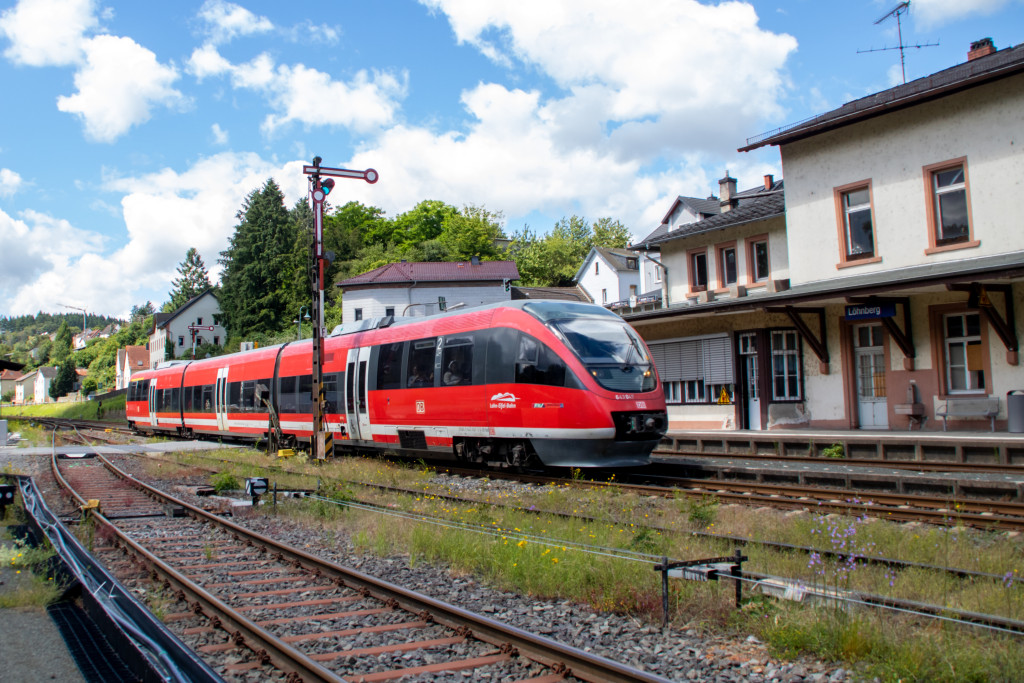 643 047 bei der Durchfahrt im Bahnhof Löhnberg auf der Lahntalbahn ein, aufgenommen am 15.06.2024.