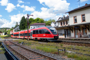 643 047 bei der Durchfahrt im Bahnhof Löhnberg auf der Lahntalbahn ein, aufgenommen am 15.06.2024.