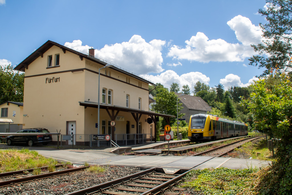 1622 011 hält in Fürfurt auf der Lahntalbahn, aufgenommen am 15.06.2024.