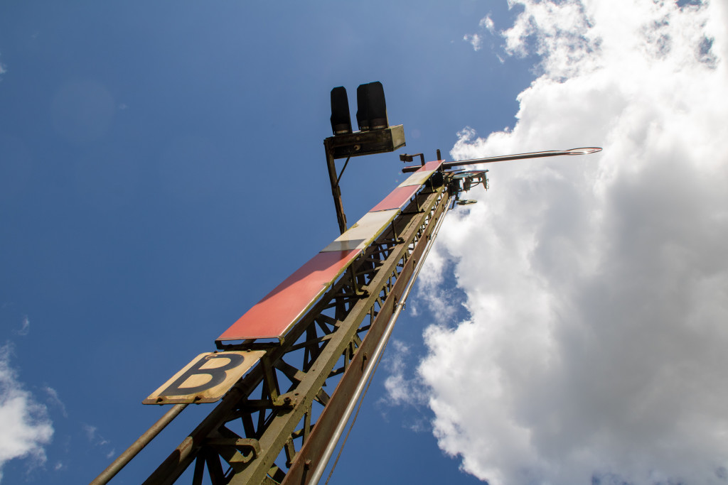 Das Blocksignal von Fürfurt auf der Lahntalbahn in "Haltstellung", aufgenommen am 15.06.2024.