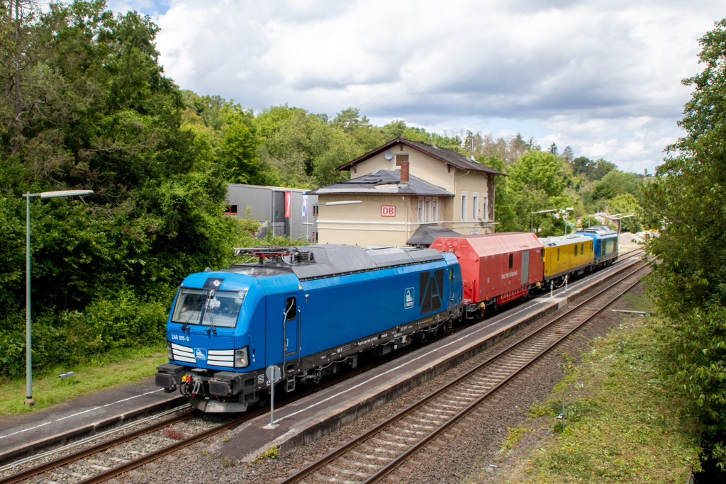 248 105 und 248 106 mit einem Messzug in Villmar auf der Lahntalbahn, aufgenommen am 15.06.2024.