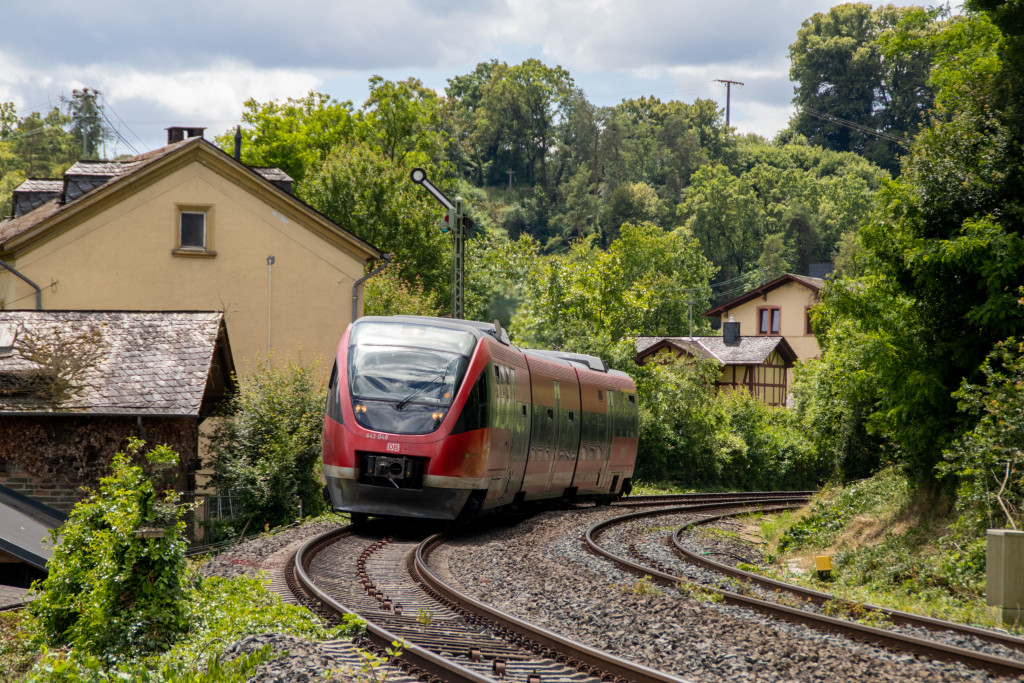 643 046 am Blocksignal von Villmar auf der Lahntalbahn, aufgenommen am 15.06.2024.
