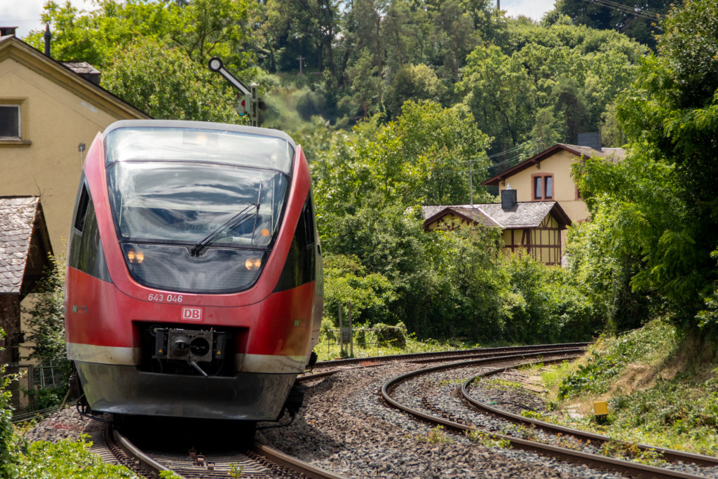 643 046 bei Villmar auf der Lahntalbahn, aufgenommen am 15.06.2024.