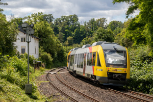 648 029 und 648 012 an der Anrufschranke bei Villmar auf der Lahntalbahn, aufgenommen am 15.06.2024.