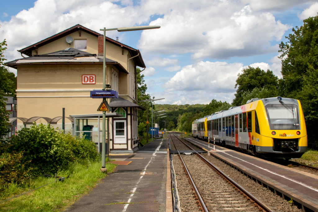 2648 027 und 2648 001 halten in Villmar auf der Lahntalbahn, aufgenommen am 15.06.2024.