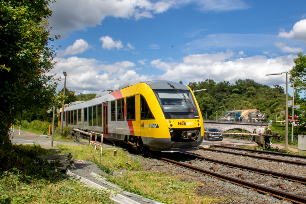 648 024 durchfährt Villmar auf der Lahntalbahn, aufgenommen am 15.06.2024.