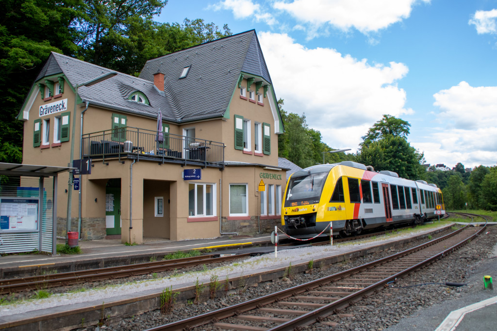648 032 hält in Gräveneck auf der Lahntalbahn, aufgenommen am 15.06.2024.