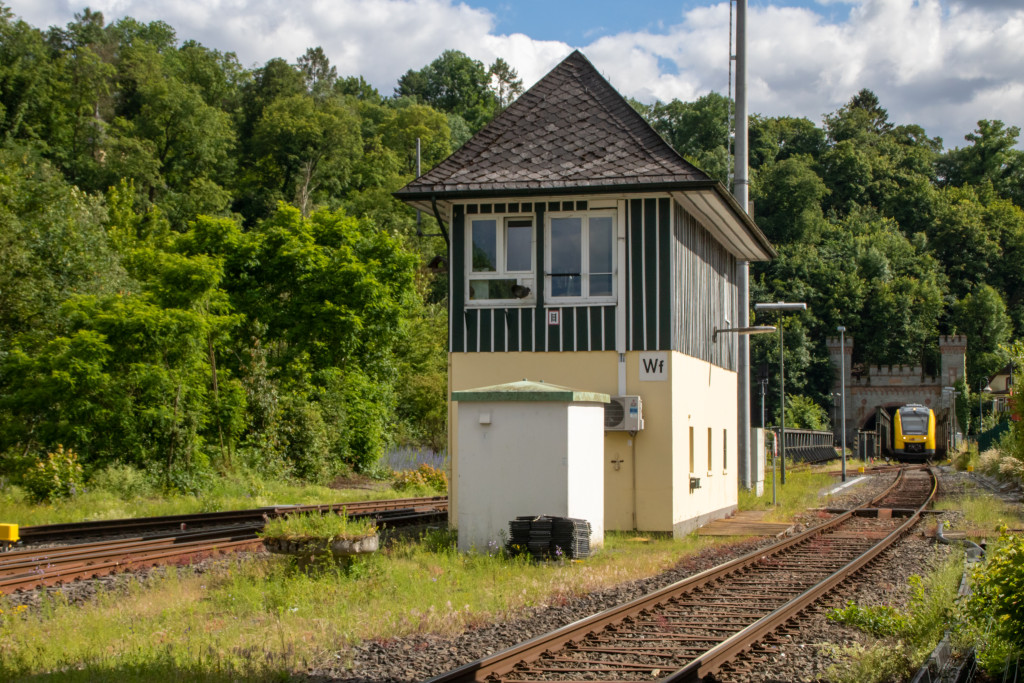 2648 012 rangiert im Bahnhof Weilburg auf der Lahntalbahn, aufgenommen am 15.06.2024.