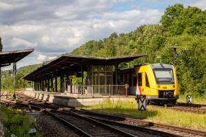 2648 012 am Bahnsteig im Bahnhof Weilburg auf der Lahntalbahn, aufgenommen am 15.06.2024.