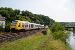 1622 012 verlässt Aumenau auf der Lahntalbahn, aufgenommen am 29.06.2024.