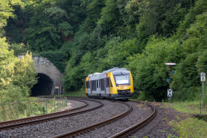 648 020 am Vorsignal von Villmar auf der Lahntalbahn, aufgenommen am 29.06.2024.