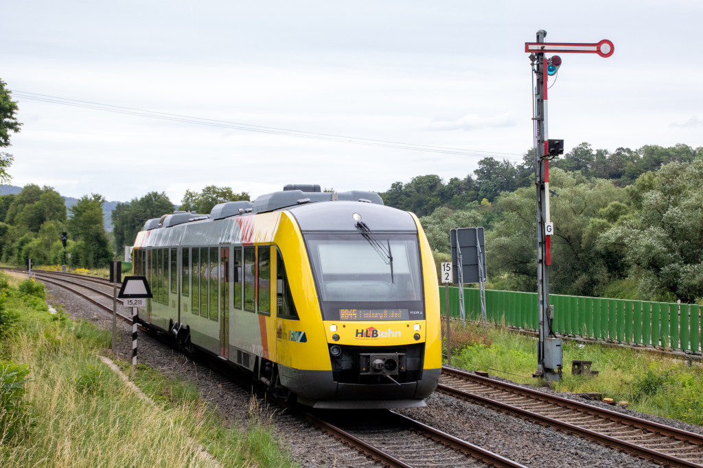 648 017 am Einfahrsignal von Stockhausen auf der Lahntalbahn, aufgenommen am 05.07.2024.