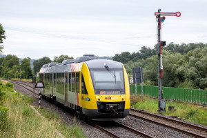 648 017 am Einfahrsignal von Stockhausen auf der Lahntalbahn, aufgenommen am 05.07.2024.