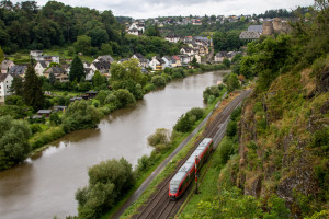 643 046 am Blocksignal von Runkel auf der Lahntalbahn, aufgenommen am 04.07.2024.
