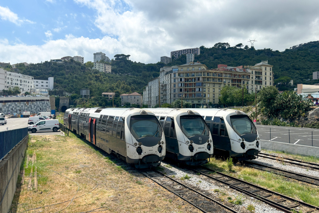 Drei AMG-800-Triebwagen stehen im Bahnhof Bastia, aufgenommen am 09.08.2024 auf Korsika.