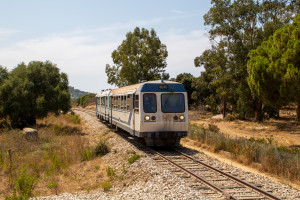 Ein Soulé-Triebwagen inkl. Steuerwagen kurz vor dem Haltepunkt Botri, aufgenommen am 13.08.2024 auf Korsika.