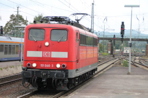 Zum Bahnhofsfest am 26.09.2015 rangiert 151 040 durch den Bahnhof Bebra.
