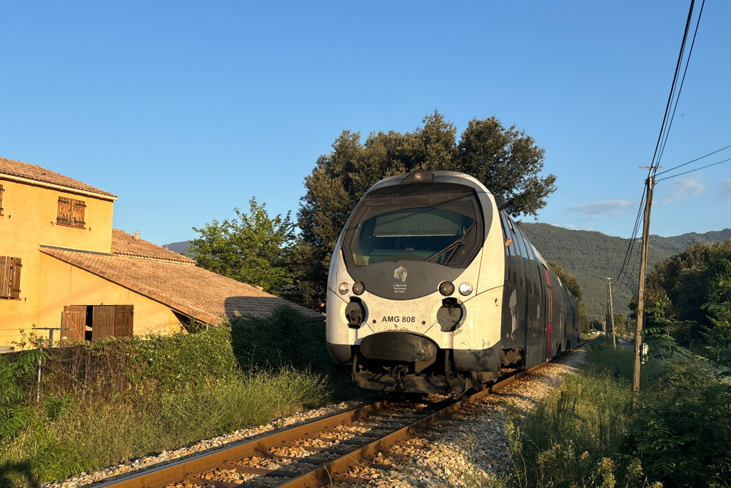 Ein AMG-800-Triebwagen in der Nähe von Ponte Leccia, aufgenommen am 12.08.2024 auf Korsika.