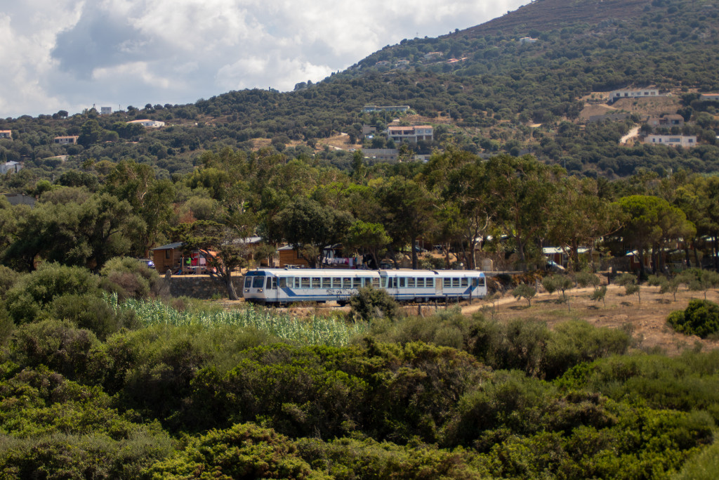 Ein Soulé-Triebwagen inkl. Steuerwagen am Campingplatz bei Botri, aufgenommen am 13.08.2024 auf Korsika.