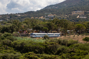 Ein Soulé-Triebwagen inkl. Steuerwagen am Campingplatz bei Botri, aufgenommen am 13.08.2024 auf Korsika.