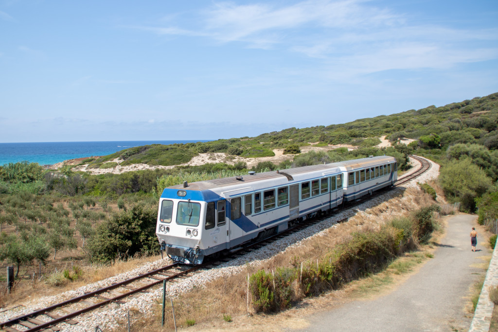 Ein Soulé-Triebwagen inkl. Steuerwagen zwischen Strand und Campingplatz bei Botri, aufgenommen am 13.08.2024 auf Korsika.