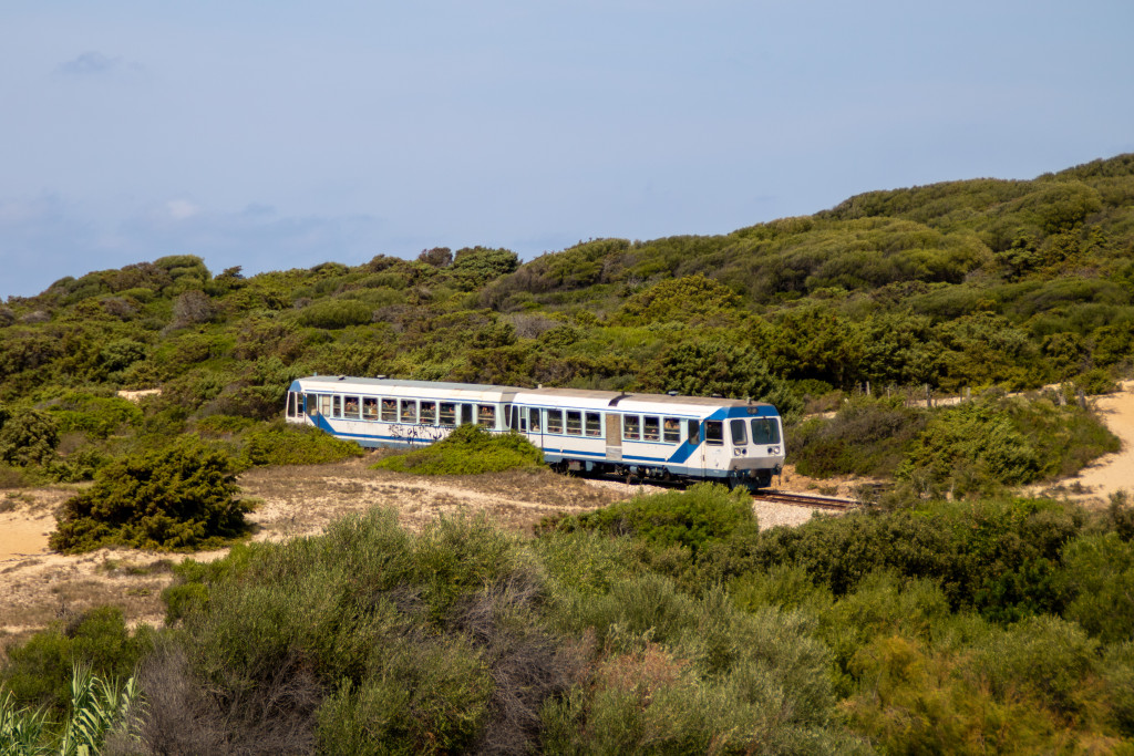 Ein Soulé-Triebwagen inkl. Steuerwagen in der Nähe von Botri, aufgenommen am 13.08.2024 auf Korsika.