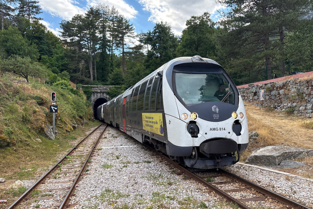 Zwei AMG-800-Triebwagen verlassen den Vizzavona-Tunnel, aufgenommen am 10.07.2025 auf Korsika.