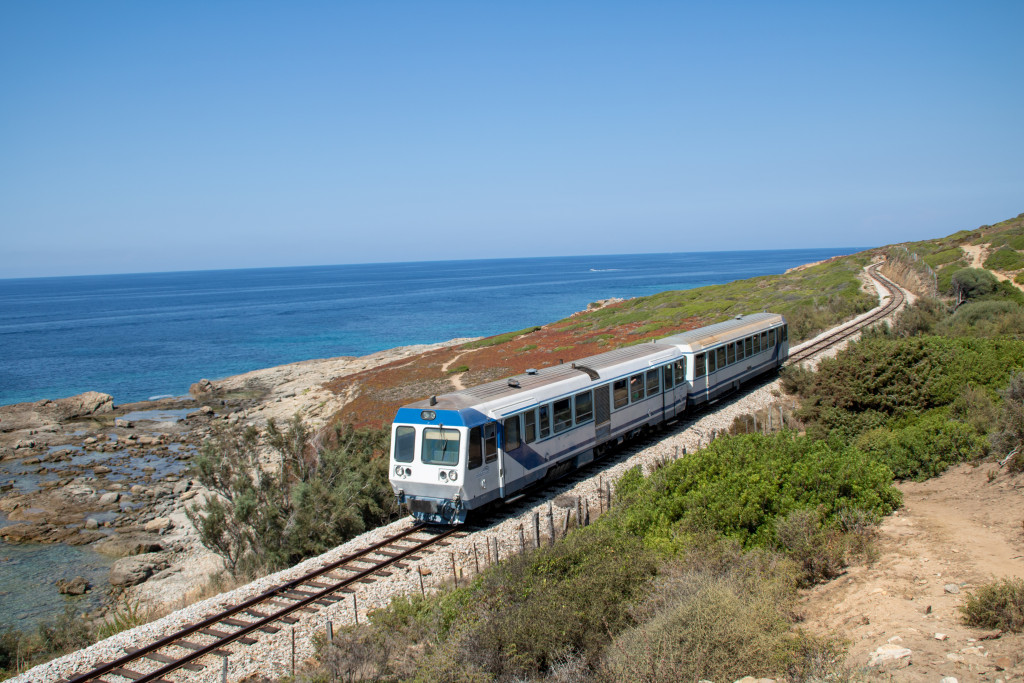Ein Soulé-Triebwagen inkl. Steuerwagen am Strand bei Botri, aufgenommen am 13.08.2024 auf Korsika.