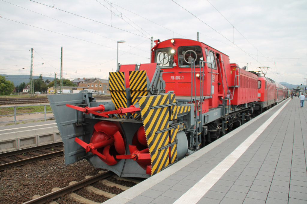 Zum Bahnhofsfest in Bebra stellte die DB Schneefräse 716 002 aus, aufgenommen am 26.09.2015.